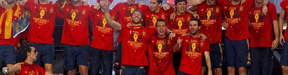 Miles de aficionados esperaron a los campeones de Europa en la Plaza de Cibeles de Madrid y permanecieron con ellos durante la celebración del nuevo título de 'La Roja'