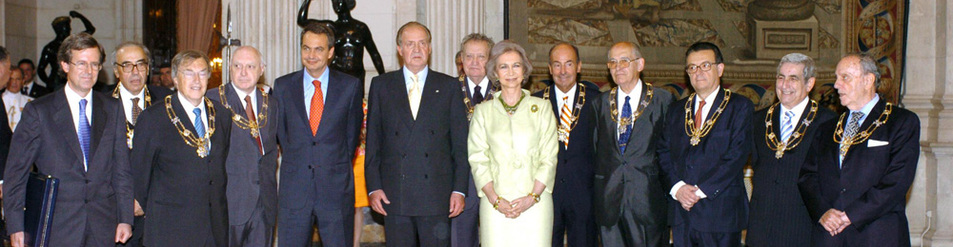 Los Reyes, Juan Carlos y Sof&iacute;a, posan junto a los ponentes de la Constituci&oacute;n- con Herrero de Mi&ntilde;on de tercero desde la derecha- en un acto de reconocimiento de 2004