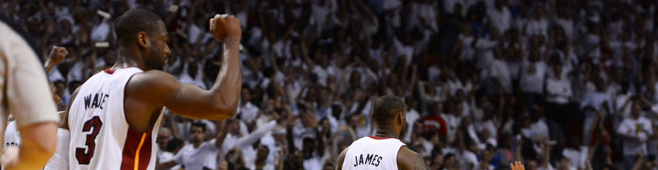Los jugadores de los Heat Dwyane Wade (i), LeBron James (c) y Chris Andersen (d) celebran la victoria