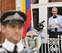El fundador de WikiLeaks lee un comunicado en la embajada de Ecuador en Londres