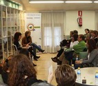 Reyes Calder&oacute;n, junto a Bel&eacute;n Galindo, en la sesi&oacute;n de ayer del Club de Lectura de Diario de Navarra
