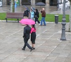 Los pamploneses han tenido que sacar el paraguas este sábado, ya que la lluvia ha sido la protagonista de este día.
