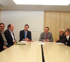Esparza, junto a representantes de ADEMAN (dcha.) y FORESNA (izda.).