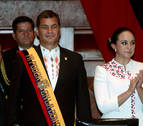 El presidente de Ecuador Rafael Correa es aplaudido por la presidenta de la Asamblea Nacional, Gabriela Rivadeneira, despu&eacute;s de tomar juramento en la en la sede de la Asamblea en Quito.