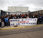 Parte de la plantilla detr&aacute;s de una pancarta para protestar por la situaci&oacute;n