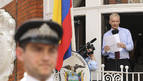 El fundador de WikiLeaks lee un comunicado en la embajada de Ecuador en Londres