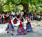 Un corro de ni&ntilde;os interpretando danzas tradicionales. 