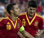 Thiago celebra, acompa&ntilde;ado por Morata, uno de los goles marcados a Italia en la final del Europeo subh-21 de Israel