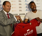 Txuma Peralta, directivo de Osasuna, junto a Jordan Loti&eacute;s, nuevo defensa del equipo