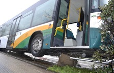 Accidente de una villavesa y varios coches en Berriozar.