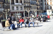 Tras los días de lluvia y nieve, Pamplona ha amanecido este sábado con sol. Muchos pamploneses han aprovechado el buen tiempo para dar un paseo o tomar algo en una terraza. 