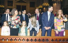 La reina, los príncipes y la infanta Elena asisten a la misa de Pascua de Palma