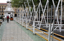 Comienza a levantarse la estructura de la Tómbola de Cáritas
