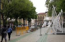 Comienzan los trabajos para levantar la estructura de la Tómbola de Cáritas en el Paseo Sarasate de Pamplona.