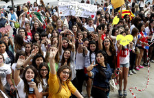 Centenares de j&oacute;venes hacen cola para entrar al concierto