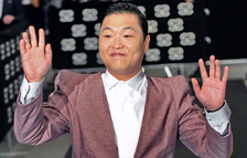 El verdadero cantante Psy en un acto en Singapur, mientras su impostor disfrutaba de las fiestas de Cannes