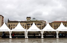 Mal tiempo en la inauguración de la XII Feria del Libro de Pamplona, con los visitantes acudiendo a los puestos de la Plaza del Castillo.