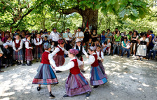 Un corro de ni&ntilde;os interpretando danzas tradicionales. 