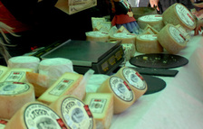 Un puesto de degustaci&oacute;n y venta de queso del Roncal en la Plaza Carlos III, en Olite.