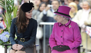 La reina Isabel II conversa con la duquesa de Cambridge.