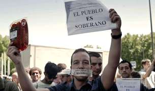 Un joven, durante una manifestaci&oacute;n convocada por el movimiento 15-M en Madrid el pasado mes de agosto.
