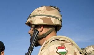 Soldados h&uacute;ngaros y tropas de el Ej&eacute;rcito Nacional Afgano (ANA) patrullan cerca a su base en Kilagay