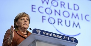 La canciller alemana, Angela Merkel, da un discurso durante su participaci&oacute;n en una sesi&oacute;n del Foro de Davos