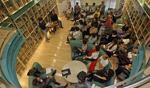 Encuentro de los lectores con Lorenzo Silva (septiembre de 2009), en la biblioteca de Diario de Navarra, en la sede  de Zapater&iacute;a.