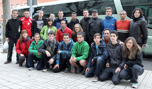 Veintitr&eacute;s componentes de la expedici&oacute;n navarra, momentos antes de partir el s&aacute;bado hacia Granollers para disputar el campeonato