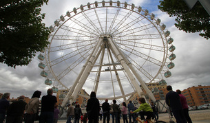La gente observa las primeras vueltas de la noria gigante instalada en el a&ntilde;o 2012 en el Parque del Runa