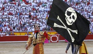 Juan Jos&eacute; Padilla regres&oacute; a Pamplona el 14 de julio de 2012 despu&eacute;s de la grav&iacute;sima cogida sufrida en Zaragoza unos meses antes. Pase&oacute; una bandera pirata y triunf&oacute;.