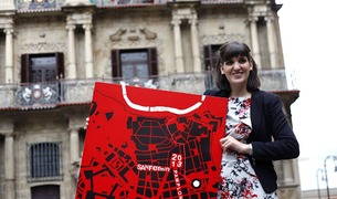 Imágenes de la ganadora del cartel de Sanfermines 2013 con su obra "canan".