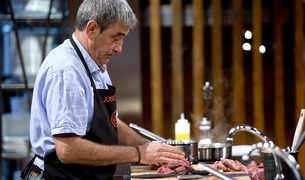 El navarro José Luis Asín, de 58 años, ha sido expulsado en el sexto programa del concurso de cocina 'Masterchef'. 