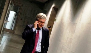 Enrique Go&ntilde;i, en un receso de su comparecencia en el Parlamento foral el pasado mes de febrero.