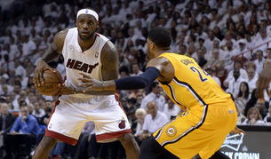 LeBron James (i) de los Heat en acci&oacute;n ante Paul George (d) de los Pacers durante un partido.
