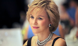 Naomi  Watts, caracterizada como Lady Di.