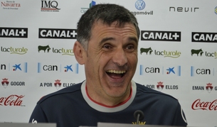 Jos&eacute; Luis Mendilibar, entrenador de Osasuna, ha bromeado con los periodistas tras la rueda de prensa en Tajonar