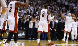 Los jugadores de los Heat Dwyane Wade (i), LeBron James (c) y Chris Andersen (d) celebran la victoria