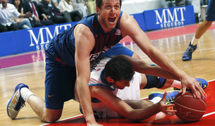 El alero del Real Madrid, Rudy Fern&aacute;ndez (abajo), lucha el bal&oacute;n con el australiano Joe Ingles, del FC Barcelona Regal