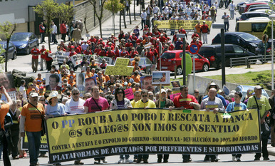 Asistentes a la manifestaci&oacute;n convocada por las plataformas de afectados por preferentes de Galicia