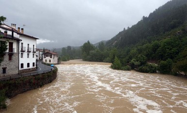 El r&iacute;o Esca, a su paso por Burgui este martes