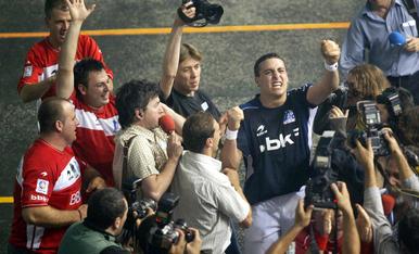 Irujo celebra su triunfo con la grada