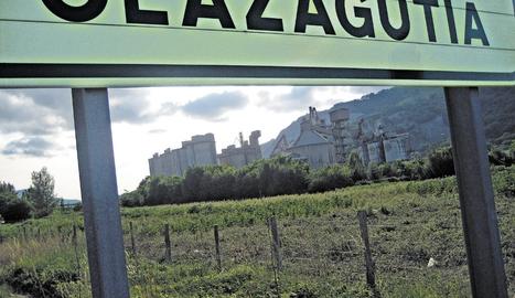 Al fondo, aspecto parcial de las instalaciones de Cementos Portland en Olazagutía. N.G.
