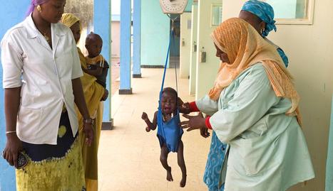 Varias personas pesan a un niño en un centro nutricional de Mauritania, uno de los países afectados por la hambruna... ARCHIVO