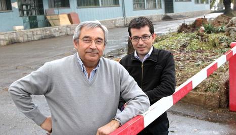 Santiago Peralta y el alcalde de Fitero, Pachi Yanguas, ante la antigua nave de Nueva Navarra donde se va a ubicar la empresa... BLANCA ALDANONDO