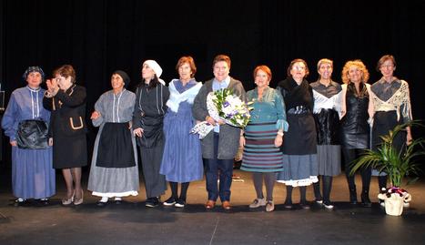 Las mujeres que participaron en la representación posaron al final junto a colaboradores en el acto... R.V.