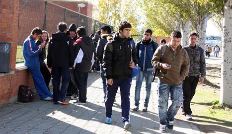 Imagen de estudiantes riberos en las inmediaciones del Centro Integrado Politécnico ETI de Tudela.. NURIA G.LANDA