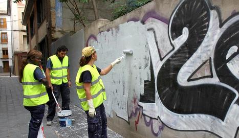 Varios operarios limpian pintadas en el Casco Viejo... ALDANONDO