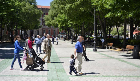 Paseantes en el Paseo de Sarasate.. DN.ES