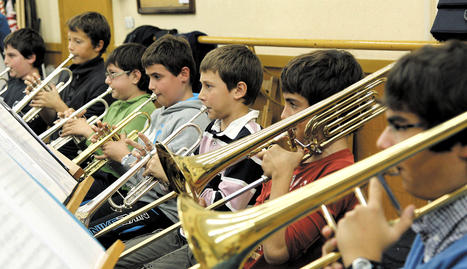 Alumnos de la banda joven de Tudela, durante un ensayo esta semana. Ellos y sus padres viven con incertidumbre qué pasará con el conservatorio... BLANCA ALDANONDO